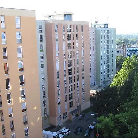 Dina Apartman Gazde/Camere de închiriat
