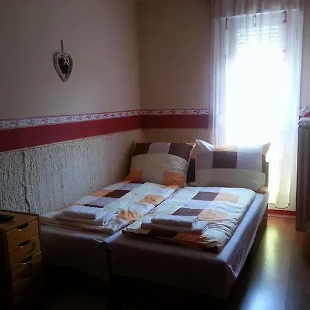 Dina Apartman Gazde/Camere de închiriat *