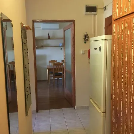 Dina Apartman Gazde/Camere de închiriat Beci
