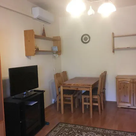 Gazde/Camere de închiriat Dina Apartman *